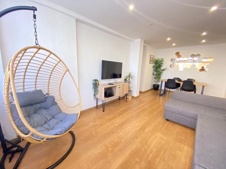 Elegant gestaltetes Wohnzimmer mit moderner Einrichtung in einer Wohnung im Building Rua de Damão Nº 32 1D - home-match - 1610632 in Setubal (São Julião, Nossa Senhora da Anunciada e Santa Maria da Graça), Setúbal Elegant gestaltetes Wohnzimmer mit moderner Einrichtung in einer Wohnung im Building Rua de Damão Nº 32 1D - home-match - 1610632 in Setubal (São Julião, Nossa Senhora da Anunciada e Santa Maria da Graça), Setúbal