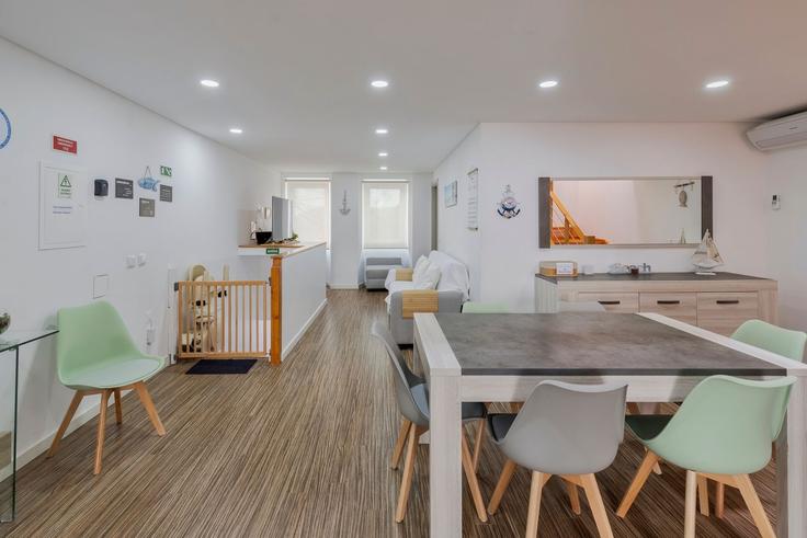 Elegante sala de estar con mobiliario moderno en un apartamento en Building Rua da Fé 50 - home-match - 1610727 en Santiago, Sesimbra Elegante sala de estar con mobiliario moderno en un apartamento en Building Rua da Fé 50 - home-match - 1610727 en Santiago, Sesimbra