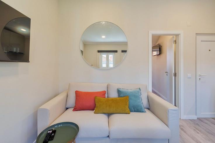 Salle de séjour élégante avec mobilier moderne dans un appartement à Building Rua do Eito 15 - home-match - 1610674 à Setubal (São Julião, Nossa Senhora da Anunciada e Santa Maria da Graça), Setúbal Salle de séjour élégante avec mobilier moderne dans un appartement à Building Rua do Eito 15 - home-match - 1610674 à Setubal (São Julião, Nossa Senhora da Anunciada e Santa Maria da Graça), Setúbal