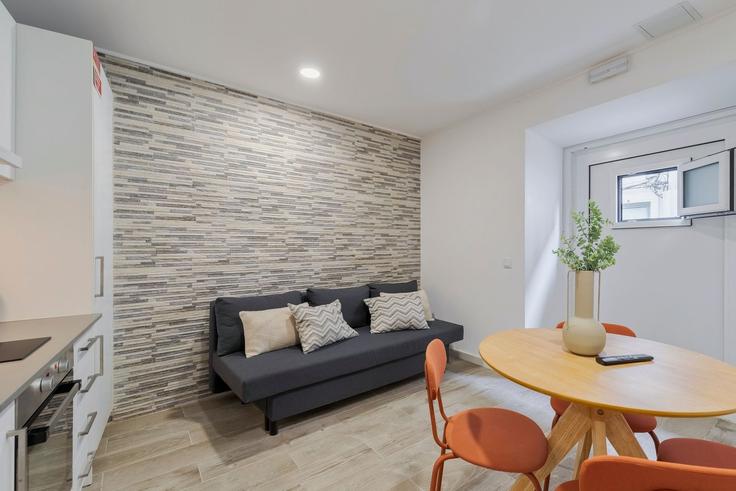 Elegante sala de estar con mobiliario moderno en un apartamento en Building Rua de Fran Paxeco nº 11 - home-match - 1610744 en Setubal (São Julião, Nossa Senhora da Anunciada e Santa Maria da Graça), Setúbal Elegante sala de estar con mobiliario moderno en un apartamento en Building Rua de Fran Paxeco nº 11 - home-match - 1610744 en Setubal (São Julião, Nossa Senhora da Anunciada e Santa Maria da Graça), Setúbal