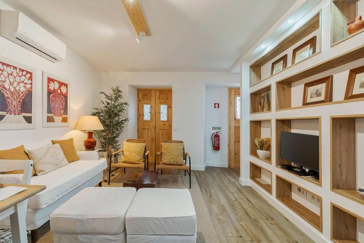 Elegante sala de estar con mobiliario moderno en un apartamento en Building Rua do Diário O Setubalense 7 - home-match - 1610782 en Setubal (São Julião, Nossa Senhora da Anunciada e Santa Maria da Graça), Setúbal Elegante sala de estar con mobiliario moderno en un apartamento en Building Rua do Diário O Setubalense 7 - home-match - 1610782 en Setubal (São Julião, Nossa Senhora da Anunciada e Santa Maria da Graça), Setúbal