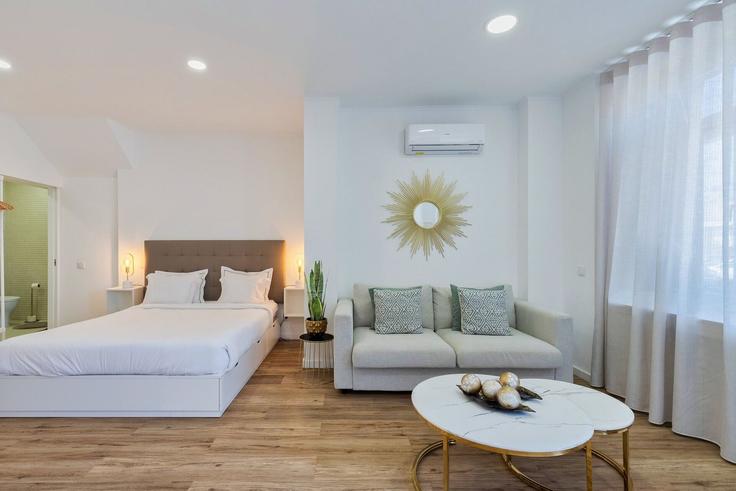 Salle de séjour élégante avec mobilier moderne dans un appartement à Building Rua Almeida Garrett 51 - home-match - 1610667 à Setubal (São Julião, Nossa Senhora da Anunciada e Santa Maria da Graça), Setúbal Salle de séjour élégante avec mobilier moderne dans un appartement à Building Rua Almeida Garrett 51 - home-match - 1610667 à Setubal (São Julião, Nossa Senhora da Anunciada e Santa Maria da Graça), Setúbal