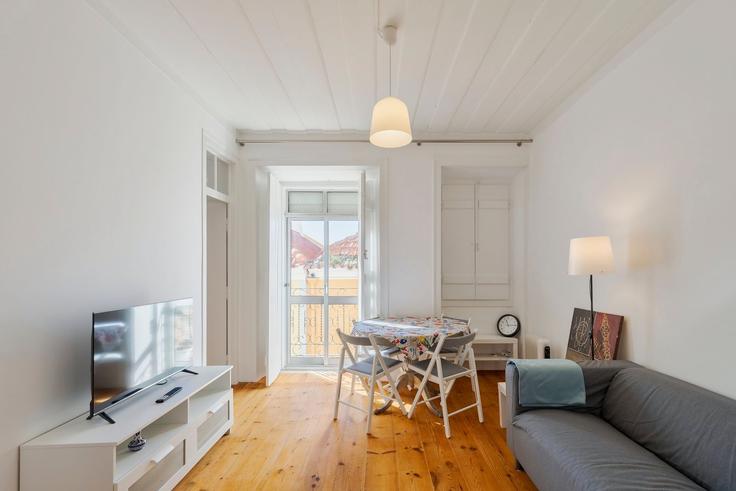 Elegante sala de estar con mobiliario moderno en un apartamento en Building Rua de Augusto Cardoso 52 - home-match - 1610741 en Setubal (São Julião, Nossa Senhora da Anunciada e Santa Maria da Graça), Setúbal Elegante sala de estar con mobiliario moderno en un apartamento en Building Rua de Augusto Cardoso 52 - home-match - 1610741 en Setubal (São Julião, Nossa Senhora da Anunciada e Santa Maria da Graça), Setúbal