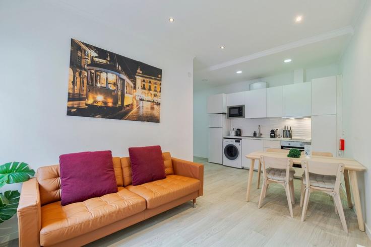 Elegante sala de estar con mobiliario moderno en un apartamento en Building Rua Vasco da Gama 25 - home-match - 1610650 en Setubal (São Julião, Nossa Senhora da Anunciada e Santa Maria da Graça), Setúbal Elegante sala de estar con mobiliario moderno en un apartamento en Building Rua Vasco da Gama 25 - home-match - 1610650 en Setubal (São Julião, Nossa Senhora da Anunciada e Santa Maria da Graça), Setúbal