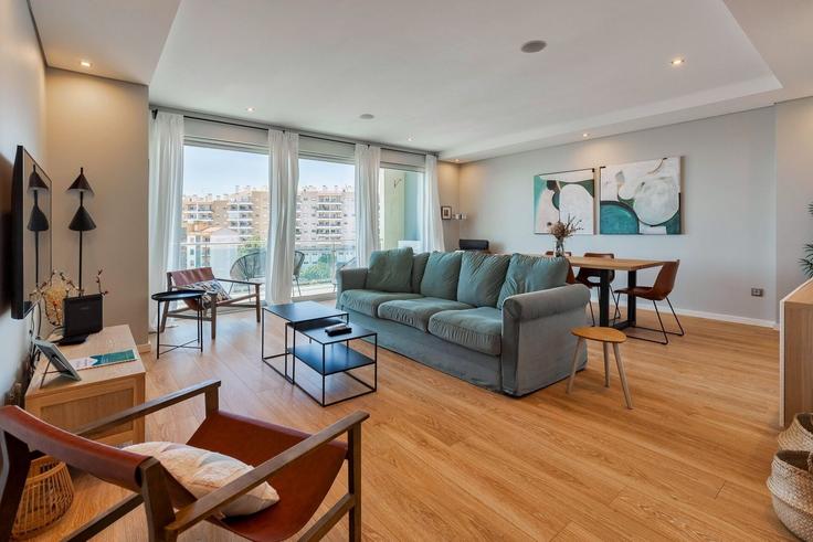 Elegante sala de estar con mobiliario moderno en un apartamento en Building Rua Nossa Senhora Cais 77 - home-match - 1610651 en Setubal (São Julião, Nossa Senhora da Anunciada e Santa Maria da Graça), Setúbal Elegante sala de estar con mobiliario moderno en un apartamento en Building Rua Nossa Senhora Cais 77 - home-match - 1610651 en Setubal (São Julião, Nossa Senhora da Anunciada e Santa Maria da Graça), Setúbal