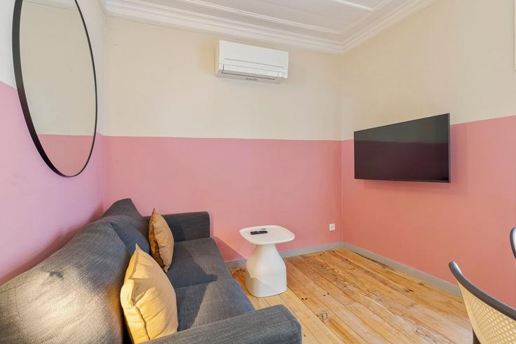 Elegante sala de estar con mobiliario moderno en un apartamento en Building Rua Álvaro Castelões, 49, 1º Andar - home-match - 1610635 en Setubal (São Julião, Nossa Senhora da Anunciada e Santa Maria da Graça), Setúbal Elegante sala de estar con mobiliario moderno en un apartamento en Building Rua Álvaro Castelões, 49, 1º Andar - home-match - 1610635 en Setubal (São Julião, Nossa Senhora da Anunciada e Santa Maria da Graça), Setúbal