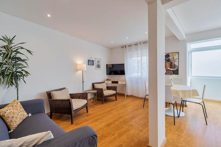 Sala de estar elegantemente projetada com móveis modernos em um apartamento no Building Rua Dona Gertrudes Ligeiro Nº3 R/C Direito - home-match - 1610680 em Setúbal (São Sebastião), Setúbal Sala de estar elegantemente projetada com móveis modernos em um apartamento no Building Rua Dona Gertrudes Ligeiro Nº3 R/C Direito - home-match - 1610680 em Setúbal (São Sebastião), Setúbal