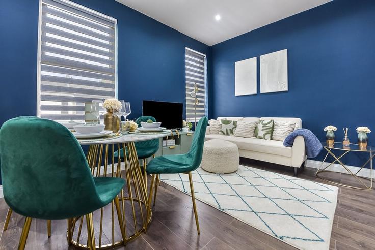 Salle de séjour élégante avec mobilier moderne dans un appartement à Building Tresco Road - home-to-host-usa - 1466613 à London Borough of Southwark, London