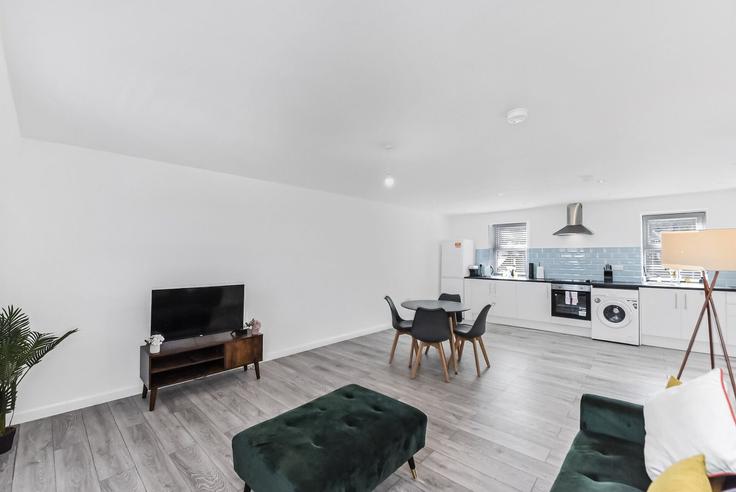Elegante sala de estar con mobiliario moderno en un apartamento en Building 10 Crescent Road - home-to-host-usa - 1466842 en London Borough of Haringey, London