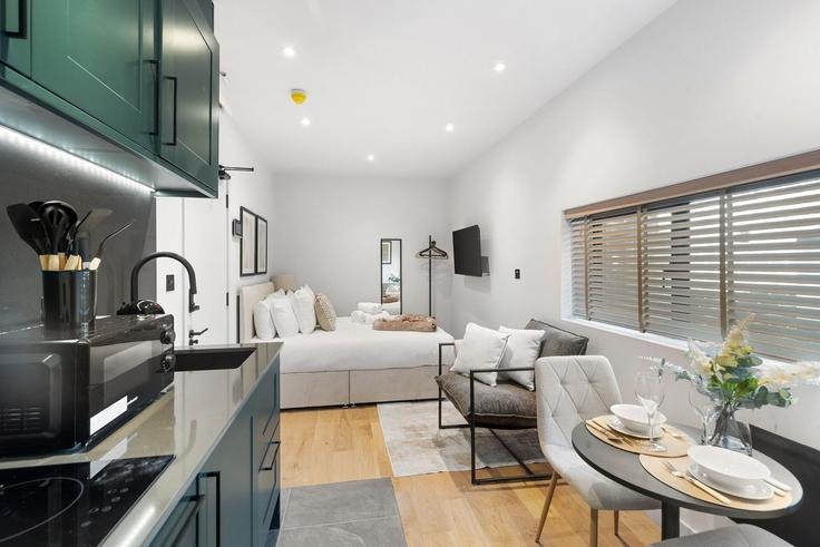 Sala de estar elegantemente projetada com móveis modernos em um apartamento no Building 58-60 High Road - home-to-host-usa - 1531119 em London Borough of Haringey, London