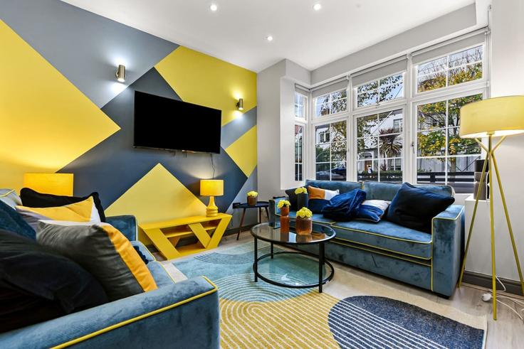 Elegant gestaltetes Wohnzimmer mit moderner Einrichtung in einer Wohnung im Building 191 Southfield Road - home-to-host-usa - 1466576 in London Borough of Ealing, London Elegant gestaltetes Wohnzimmer mit moderner Einrichtung in einer Wohnung im Building 191 Southfield Road - home-to-host-usa - 1466576 in London Borough of Ealing, London