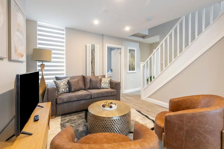 Sala de estar elegantemente projetada com móveis modernos em um apartamento no Building Tremadoc Road - home-to-host-usa - 1466700 em London Borough of Lambeth, London