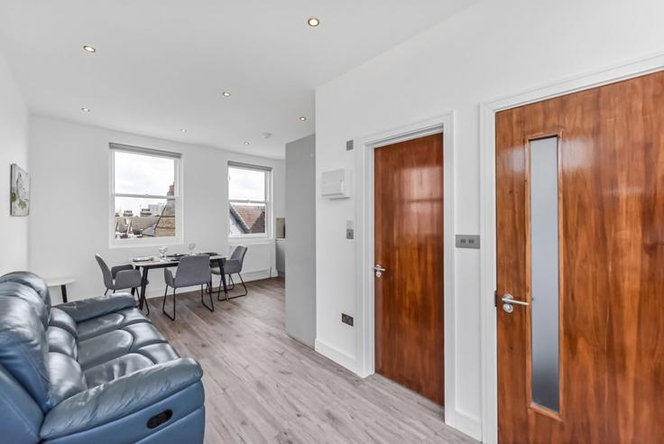 Elegant gestaltetes Wohnzimmer mit moderner Einrichtung in einer Wohnung im Building Crescent Hardware, 20 Crescent Road - home-to-host-usa - 1466839 in London Borough of Haringey, London Elegant gestaltetes Wohnzimmer mit moderner Einrichtung in einer Wohnung im Building Crescent Hardware, 20 Crescent Road - home-to-host-usa - 1466839 in London Borough of Haringey, London
