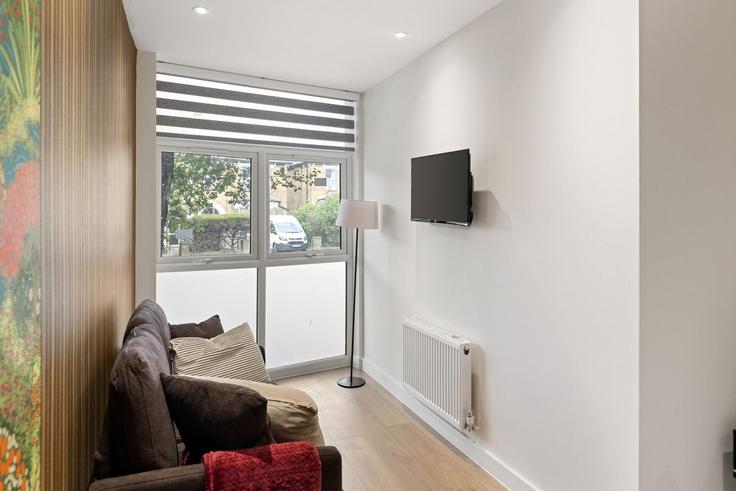 Elegant gestaltetes Wohnzimmer mit moderner Einrichtung in einer Wohnung im Building 2b, 243 Beckenham Road - home-to-host-usa - 1635278 in London Borough of Bromley, Beckenham Elegant gestaltetes Wohnzimmer mit moderner Einrichtung in einer Wohnung im Building 2b, 243 Beckenham Road - home-to-host-usa - 1635278 in London Borough of Bromley, Beckenham