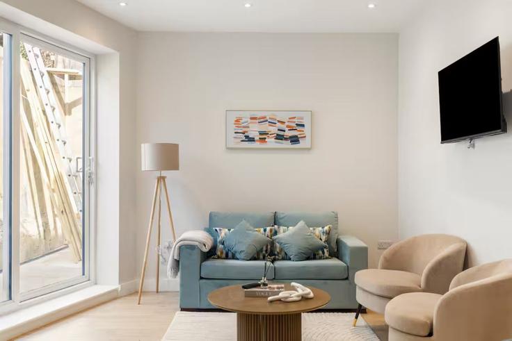Building 1 Woodlands Close - home-to-host-usa - 1584902 adresindeki bir dairede modern mobilyalarla zarif bir şekilde tasarlanmış oturma odası London Borough of Barnet, London Building 1 Woodlands Close - home-to-host-usa - 1584902 adresindeki bir dairede modern mobilyalarla zarif bir şekilde tasarlanmış oturma odası London Borough of Barnet, London