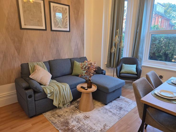 Elegant gestaltetes Wohnzimmer mit moderner Einrichtung in einer Wohnung im Building 40 Hamilton Road - home-to-host-usa - 1648968 in Bournemouth, Bournemouth