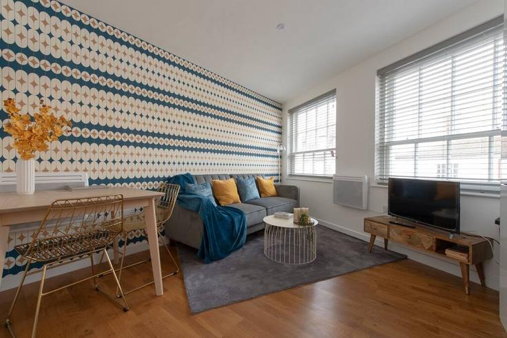 Sala de estar elegantemente projetada com móveis modernos em um apartamento no Building 10 Church Street - home-to-host-usa - 1635282 em Spelthorne District, Staines