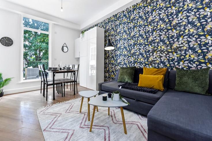 Sala de estar elegantemente projetada com móveis modernos em um apartamento no Building Duke of Clarence, 140 Rotherfield Street - home-to-host-usa - 1466636 em London Borough of Islington, London