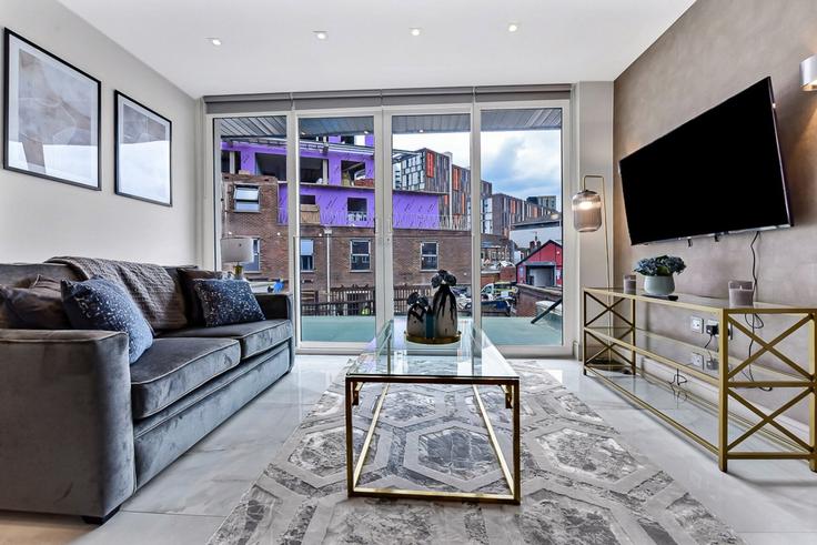 Elegant gestaltetes Wohnzimmer mit moderner Einrichtung in einer Wohnung im Building 122A Wembley Park Drive - home-to-host-usa - 1698289 in London Borough of Brent, Wembley Elegant gestaltetes Wohnzimmer mit moderner Einrichtung in einer Wohnung im Building 122A Wembley Park Drive - home-to-host-usa - 1698289 in London Borough of Brent, Wembley