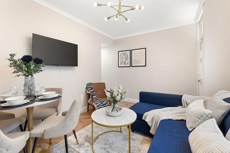 Sala de estar elegantemente projetada com móveis modernos em um apartamento no Building 24 Wetherden Street - home-to-host-usa - 1619951 em London Borough of Waltham Forest, London