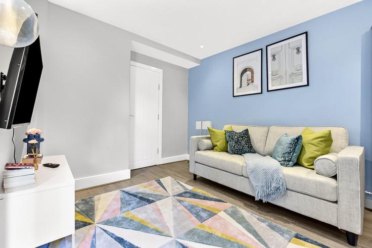 Elegant gestaltetes Wohnzimmer mit moderner Einrichtung in einer Wohnung im Building 6B College Road - home-to-host-usa - 1635279 in London Borough of Haringey, London