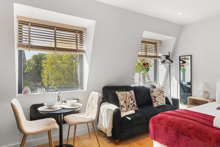 London Borough of Haringey, London에 위치한 Building 58-60 High Road - home-to-host-usa - 1531162 유닛의 세련된 인테리어가 돋보이는 거실