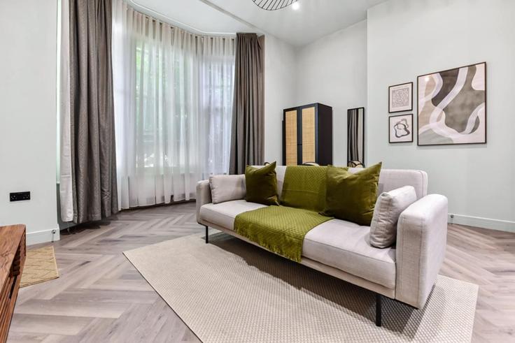Salle de séjour élégante avec mobilier moderne dans un appartement à Building Clapton Common - home-to-host-usa - 1466634 à London Borough of Hackney, London
