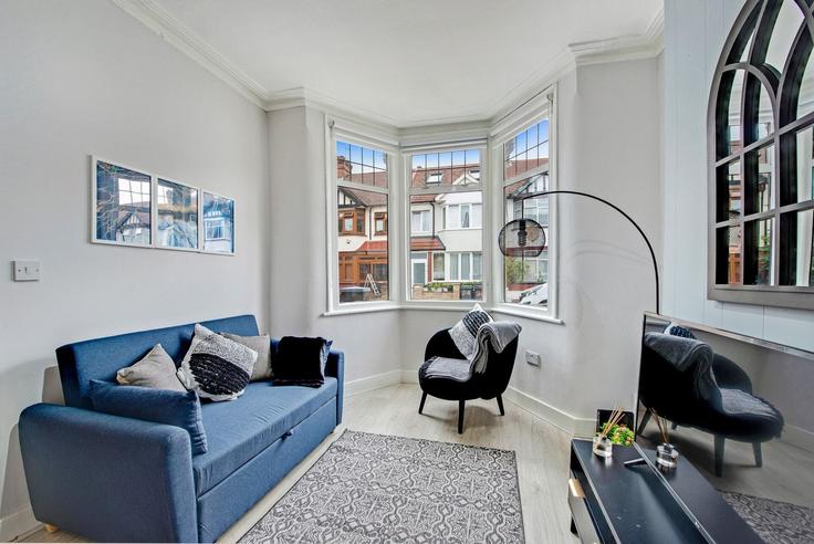 Elegante sala de estar con mobiliario moderno en un apartamento en Building 13 Mitchley Road - home-to-host-usa - 1466558 en London Borough of Haringey, London
