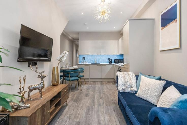 Elegante sala de estar con mobiliario moderno en un apartamento en Building 3A Clifton Rise - home-to-host-usa - 1466649 en London Borough of Lewisham, London