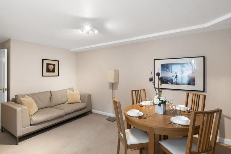 London Borough of Tower Hamlets, London에 위치한 Building Elan Court, 34 Newark Street - home-to-host-usa - 1587869 유닛의 세련된 인테리어가 돋보이는 거실 London Borough of Tower Hamlets, London에 위치한 Building Elan Court, 34 Newark Street - home-to-host-usa - 1587869 유닛의 세련된 인테리어가 돋보이는 거실
