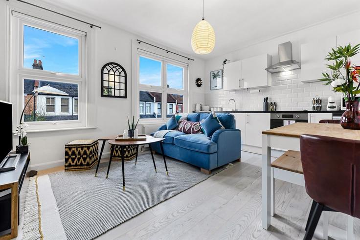 Elegante sala de estar con mobiliario moderno en un apartamento en Building Beechfield Road - home-to-host-usa - 1466604 en London Borough of Haringey, London