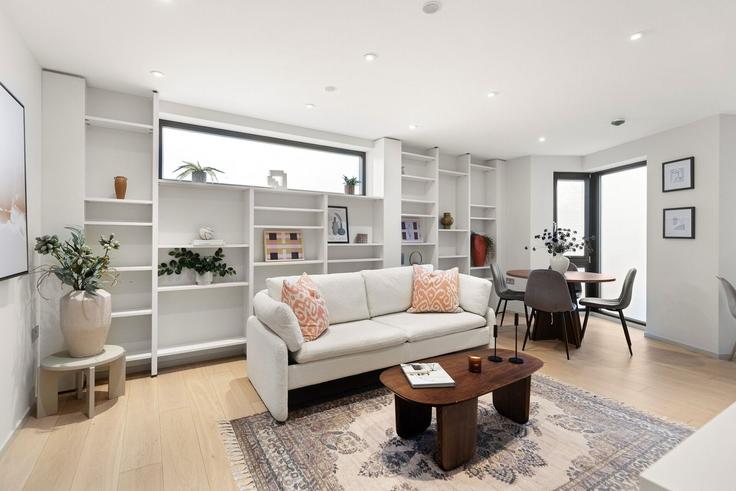 Elegante sala de estar con mobiliario moderno en un apartamento en Building 103, 103 Seven Sisters Road - home-to-host-usa - 1466901 en London Borough of Haringey, London
