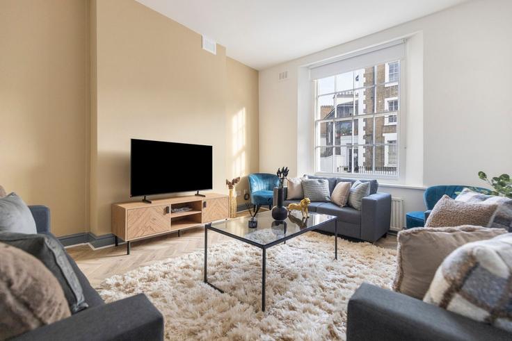 Elegant gestaltetes Wohnzimmer mit moderner Einrichtung in einer Wohnung im Building 58 Delancey Street - home-to-host-usa - 1466765 in London Borough of Camden, London