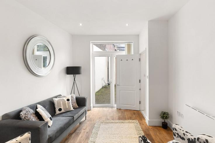 Salle de séjour élégante avec mobilier moderne dans un appartement à Building Seal Street - home-to-host-usa - 1466916 à London Borough of Hackney, London