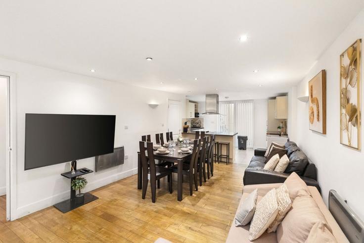 Elegante sala de estar con mobiliario moderno en un apartamento en Building 9, 1 Seal Street - home-to-host-usa - 1624847 en London Borough of Hackney, London Elegante sala de estar con mobiliario moderno en un apartamento en Building 9, 1 Seal Street - home-to-host-usa - 1624847 en London Borough of Hackney, London
