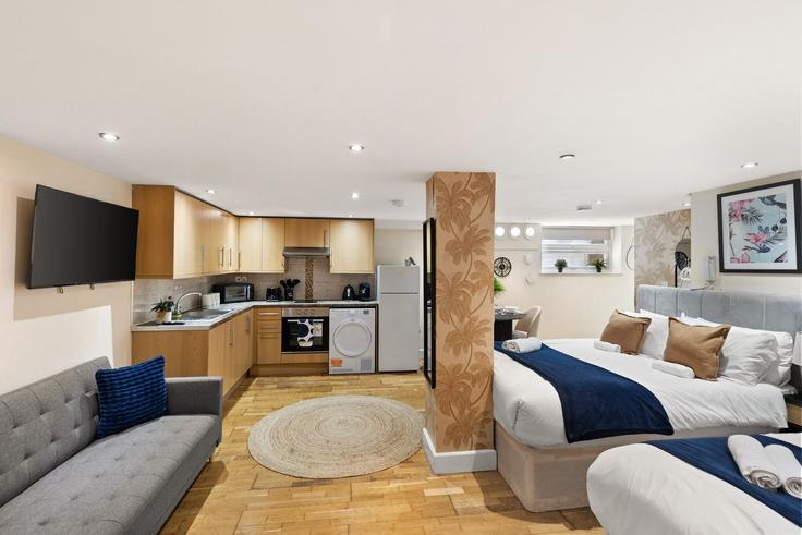 Sala de estar elegantemente projetada com móveis modernos em um apartamento no Building 7 15, 15 Vivian Avenue - home-to-host-usa - 1581197 em London Borough of Barnet, London
