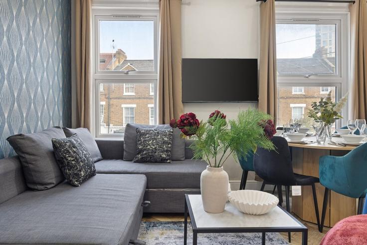 London London Borough of EalingのBuilding Rosebank Gardens, 8 York Road - home-to-host-usa - 1594785のアパートメントにある、モダンな家具を備えたエレガントなデザインのリビングルーム