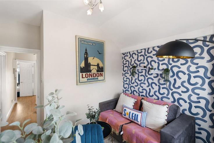 Salle de séjour élégante avec mobilier moderne dans un appartement à Building 4 Charterhouse Bldgs - home-to-host-usa - 1587867 à London Borough of Islington, London