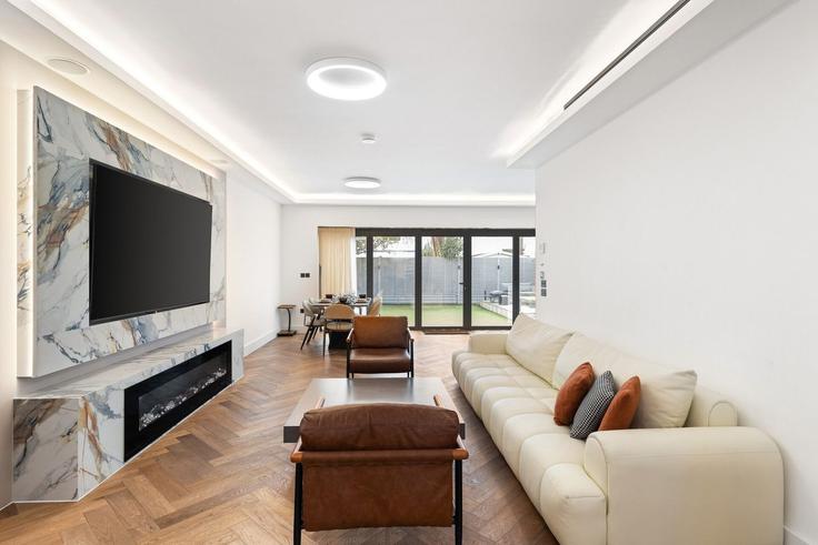 Sala de estar elegantemente projetada com móveis modernos em um apartamento no Building 13 North Crescent - home-to-host-usa - 1466917 em London Borough of Barnet, London