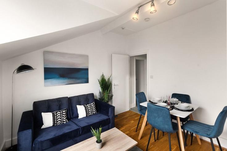 Elegante sala de estar con mobiliario moderno en un apartamento en Building 89 Dukes Avenue - home-to-host-usa - 1635281 en London Borough of Haringey, London Elegante sala de estar con mobiliario moderno en un apartamento en Building 89 Dukes Avenue - home-to-host-usa - 1635281 en London Borough of Haringey, London