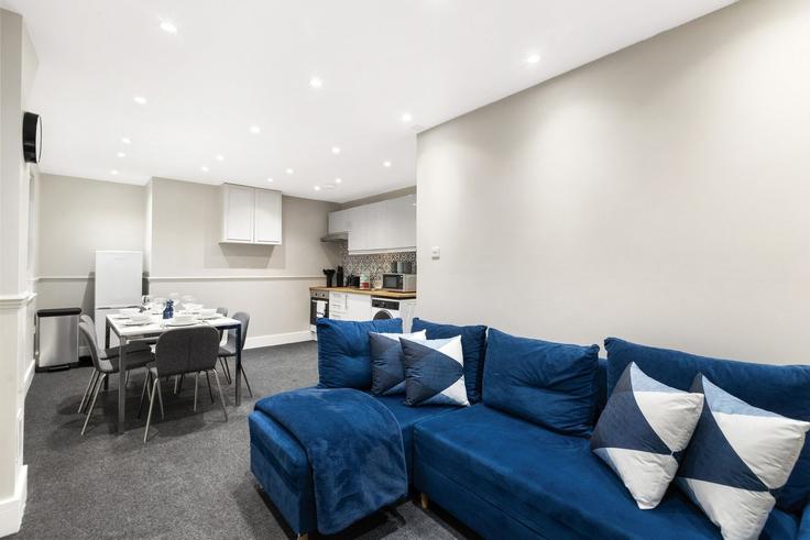 Elegante sala de estar con mobiliario moderno en un apartamento en Building 2 Park Road - home-to-host-usa - 1492287 en London Borough of Barnet, Barnet Elegante sala de estar con mobiliario moderno en un apartamento en Building 2 Park Road - home-to-host-usa - 1492287 en London Borough of Barnet, Barnet