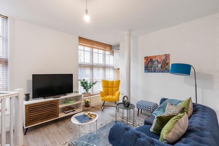 Sala de estar elegantemente projetada com móveis modernos em um apartamento no Building 1, Duke of Clarence, 140 Rotherfield Street - home-to-host-usa - 1466609 em London Borough of Islington, London