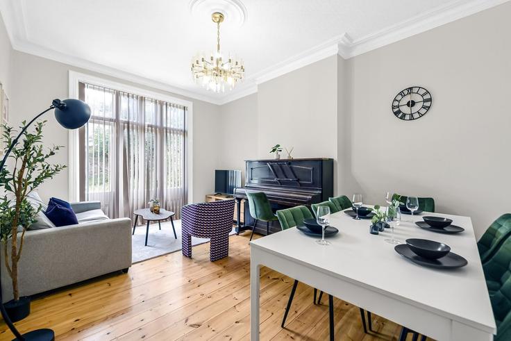 Elegante sala de estar con mobiliario moderno en un apartamento en Building 22 Gunton Road - home-to-host-usa - 1466868 en London Borough of Hackney, London Elegante sala de estar con mobiliario moderno en un apartamento en Building 22 Gunton Road - home-to-host-usa - 1466868 en London Borough of Hackney, London