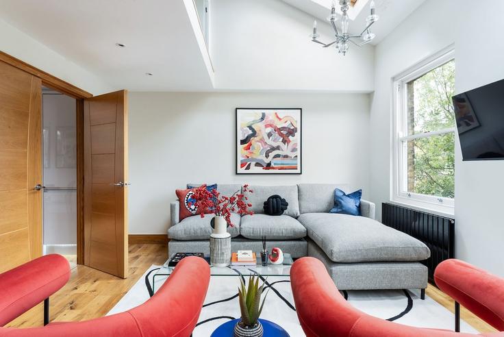 Sala de estar elegantemente projetada com móveis modernos em um apartamento no Building Mason Street - home-to-host-usa - 1466631 em London Borough of Southwark, London