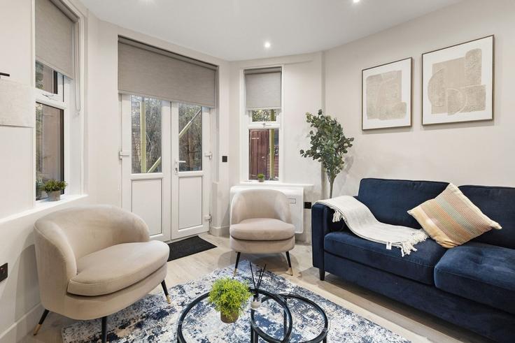 London Royal Borough of Kensington and ChelseaのBuilding Elsham Road - home-to-host-usa - 1466899のアパートメントにある、モダンな家具を備えたエレガントなデザインのリビングルーム