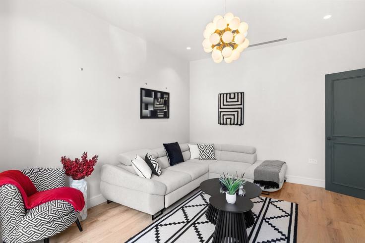 Elegante sala de estar con mobiliario moderno en un apartamento en Building 7 Holmbury View - home-to-host-usa - 1466876 en London Borough of Hackney, London Elegante sala de estar con mobiliario moderno en un apartamento en Building 7 Holmbury View - home-to-host-usa - 1466876 en London Borough of Hackney, London