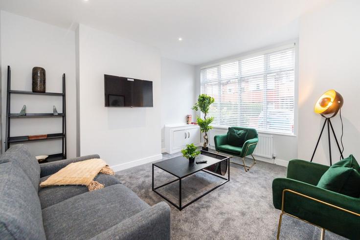 Elegante sala de estar con mobiliario moderno en un apartamento en Building 33 Orange Hill Road - home-to-host-usa - 1635290 en Bury District, Manchester Elegante sala de estar con mobiliario moderno en un apartamento en Building 33 Orange Hill Road - home-to-host-usa - 1635290 en Bury District, Manchester