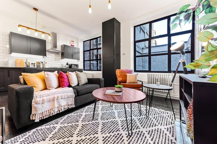 Sala de estar elegantemente projetada com móveis modernos em um apartamento no Building Enterprise House, 2 Tudor Grove - home-to-host-usa - 1466585 em London Borough of Hackney, London