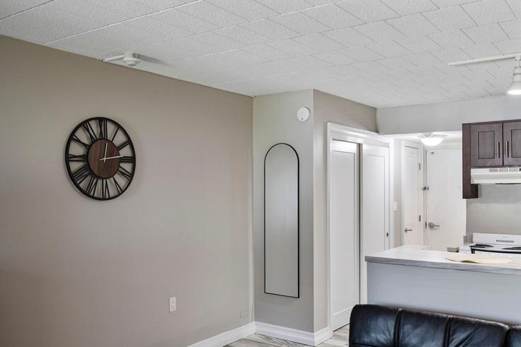 Elegante sala de estar con mobiliario moderno en un apartamento en Building U.S. 9W - home-to-host-usa - 1466837 en Congers, Clarkstown