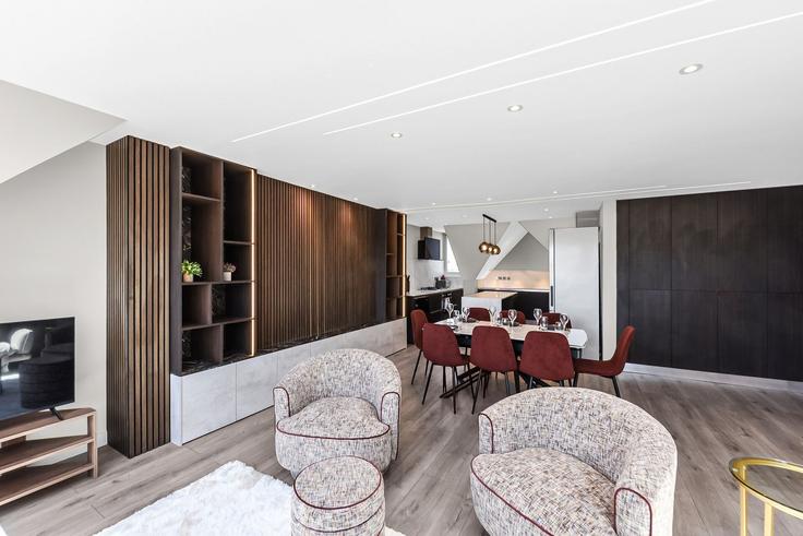 Building 5 5, 68 The Ridgeway - home-to-host-usa - 1466872 adresindeki bir dairede modern mobilyalarla zarif bir şekilde tasarlanmış oturma odası London Borough of Barnet, London Building 5 5, 68 The Ridgeway - home-to-host-usa - 1466872 adresindeki bir dairede modern mobilyalarla zarif bir şekilde tasarlanmış oturma odası London Borough of Barnet, London